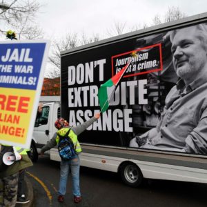 Hoorzitting Assange geplaagd door problemen met mediatoegang