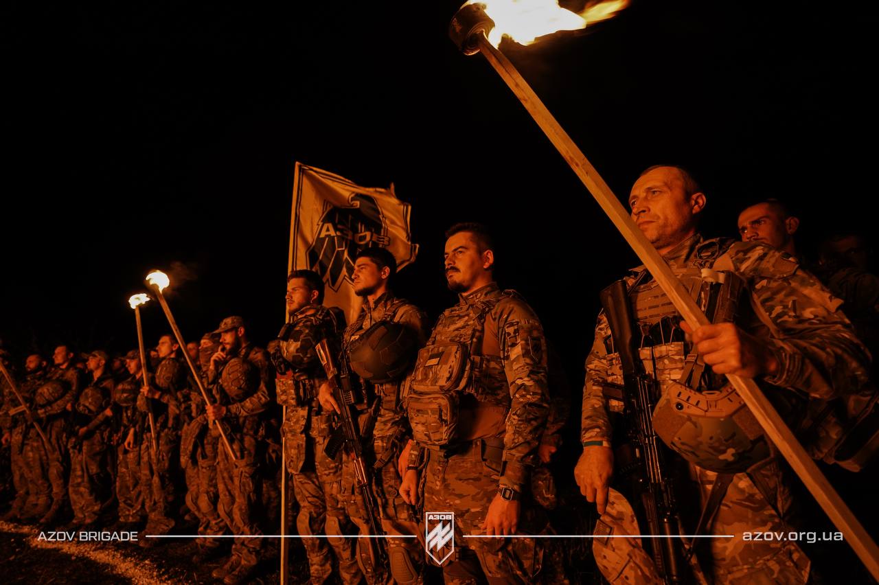 ‘Dag van de Doden’: Neo-nazi Azov Brigade houdt fakkeltochten door heel Oekraïne
