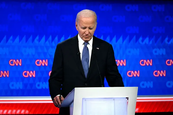 Oproepen aan Biden om af te treden groeien, terwijl grote donoren dreigen fondsen in te trekken 1 Biden